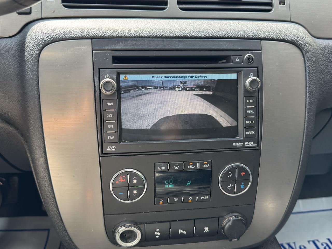 Chevrolet Suburban LT 1500 4WD 2011