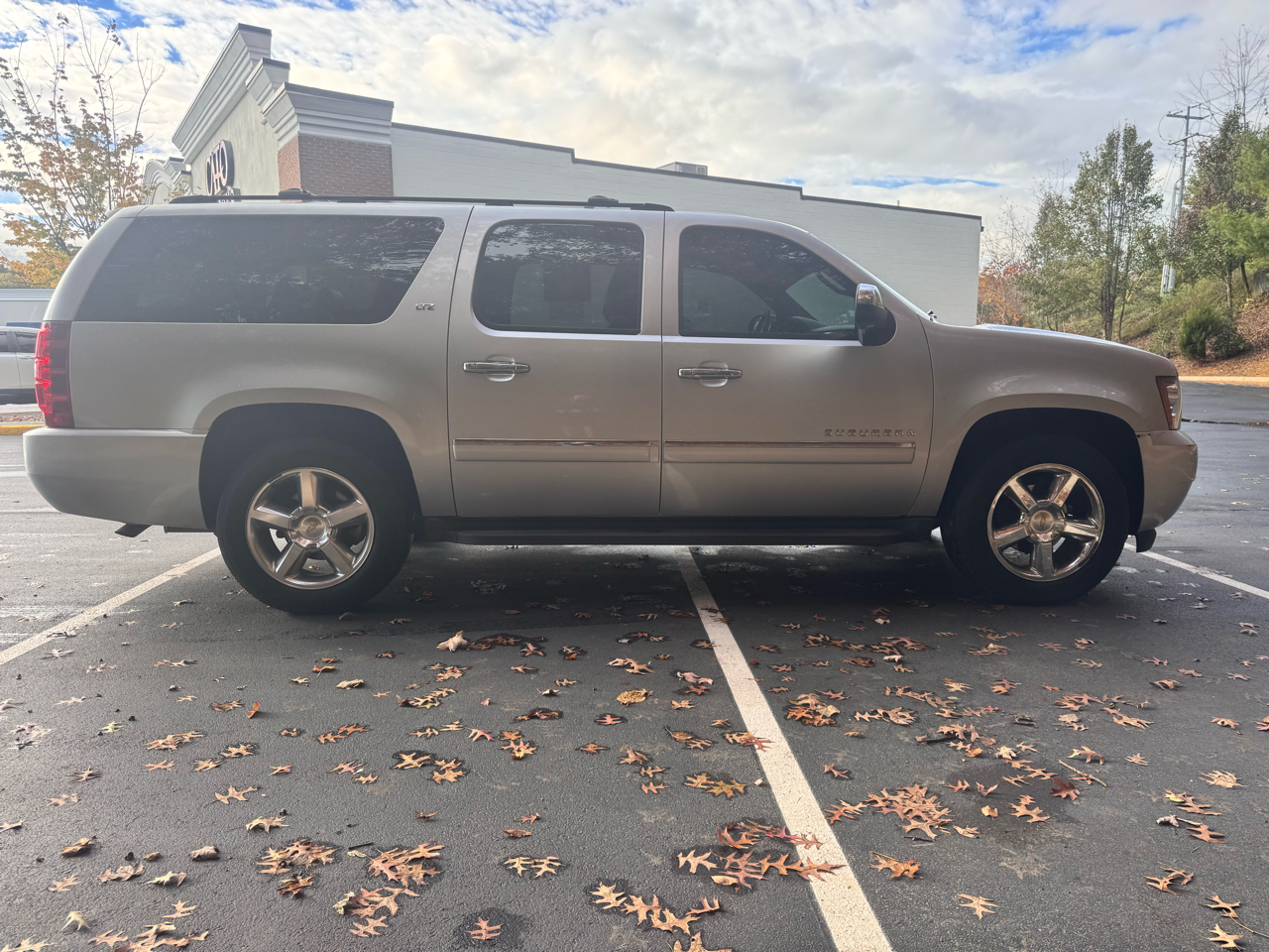 Chevrolet Suburban 4WD 4dr 1500 LTZ 2013 Chevrolet Suburban 4WD 4dr 1500 LTZ 2013