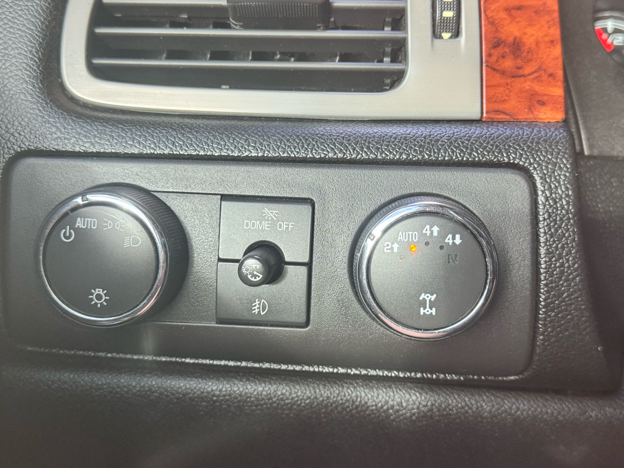 Chevrolet Suburban 4WD 4dr 1500 LTZ 2013 Chevrolet Suburban 4WD 4dr 1500 LTZ 2013