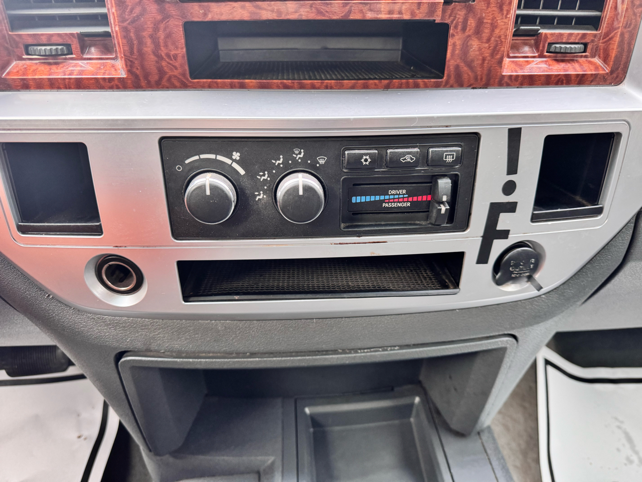 Dodge Ram 2500 4dr Quad Cab 140.5 4WD Laramie 2006