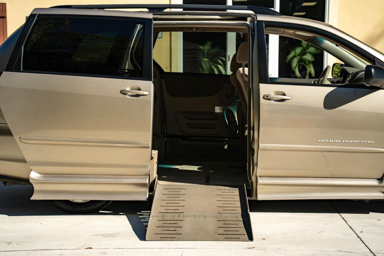 Toyota Sienna LE Mobility FWD 7-Passenger Mobility (Natl) 2006