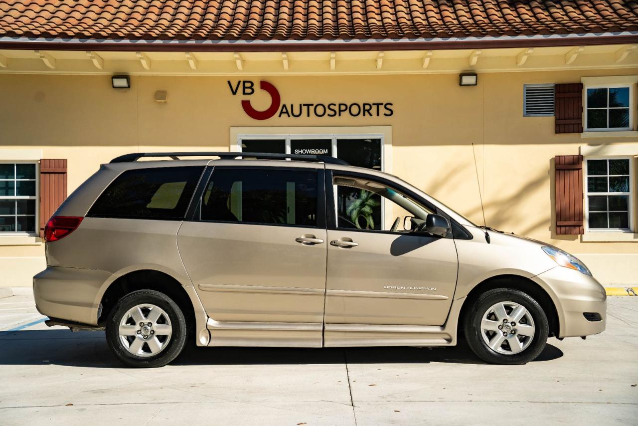 Toyota Sienna LE Mobility FWD 7-Passenger Mobility (Natl) 2006