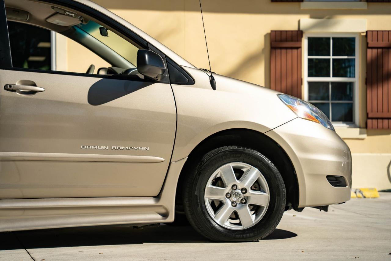 Toyota Sienna LE Mobility FWD 7-Passenger Mobility (Natl) 2006