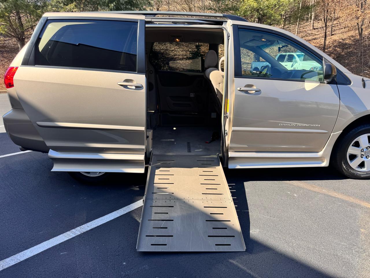 Toyota Sienna LE Mobility FWD 7-Passenger Mobility (Natl) 2006