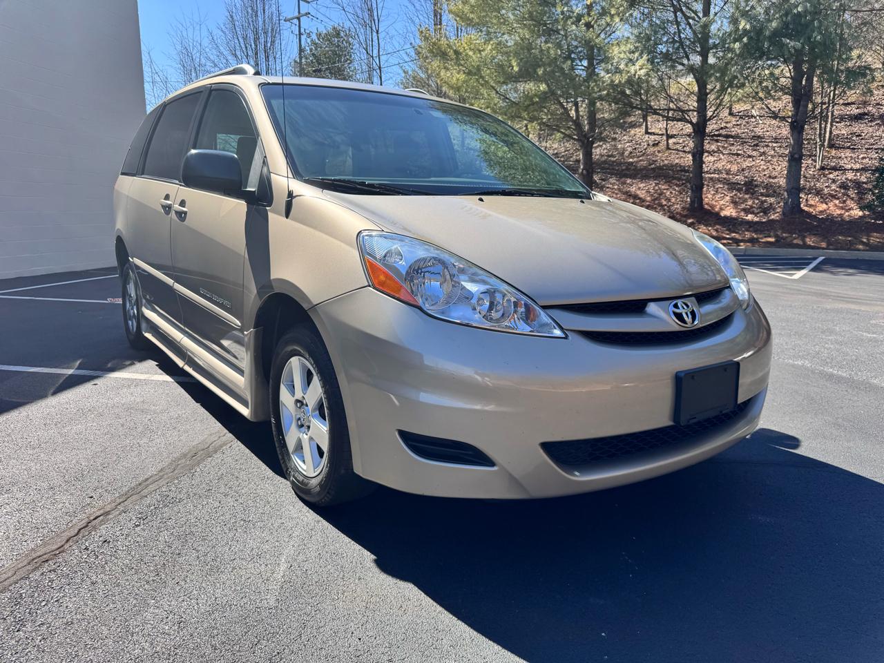 Toyota Sienna LE Mobility FWD 7-Passenger Mobility (Natl) 2006