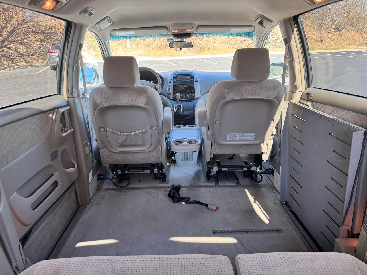 Toyota Sienna LE Mobility FWD 7-Passenger Mobility (Natl) 2006