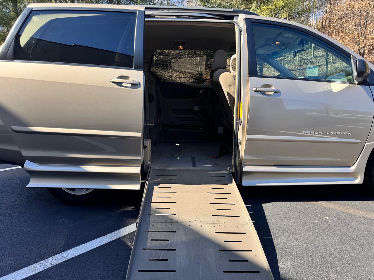 Toyota Sienna LE Mobility FWD 7-Passenger Mobility (Natl) 2006