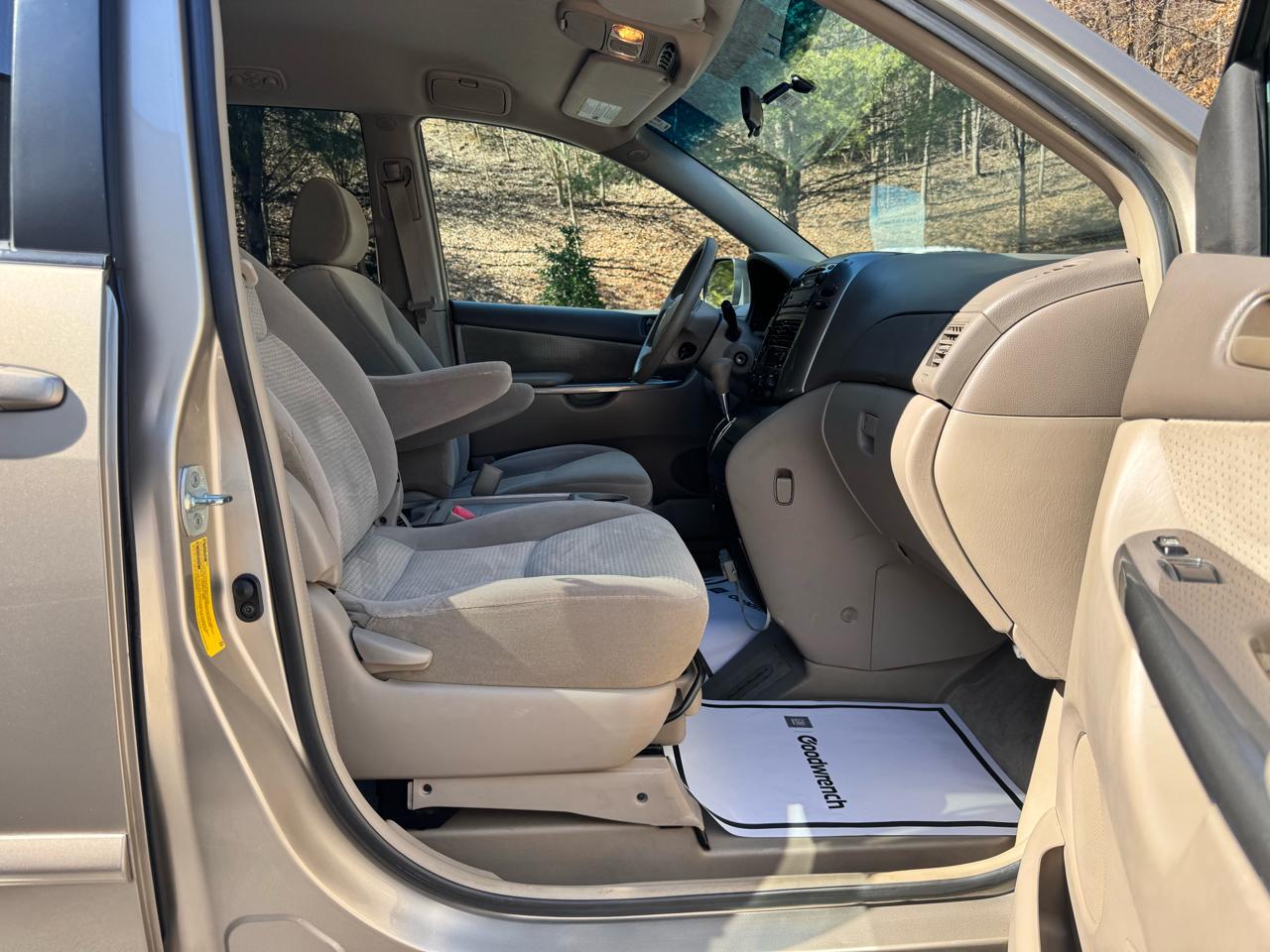 Toyota Sienna LE Mobility FWD 7-Passenger Mobility (Natl) 2006