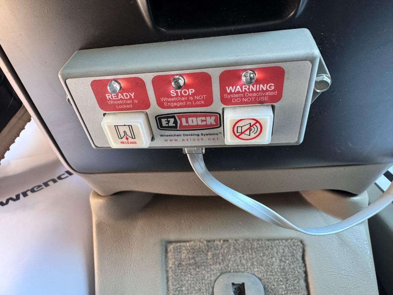 Toyota Sienna LE Mobility FWD 7-Passenger Mobility (Natl) 2006