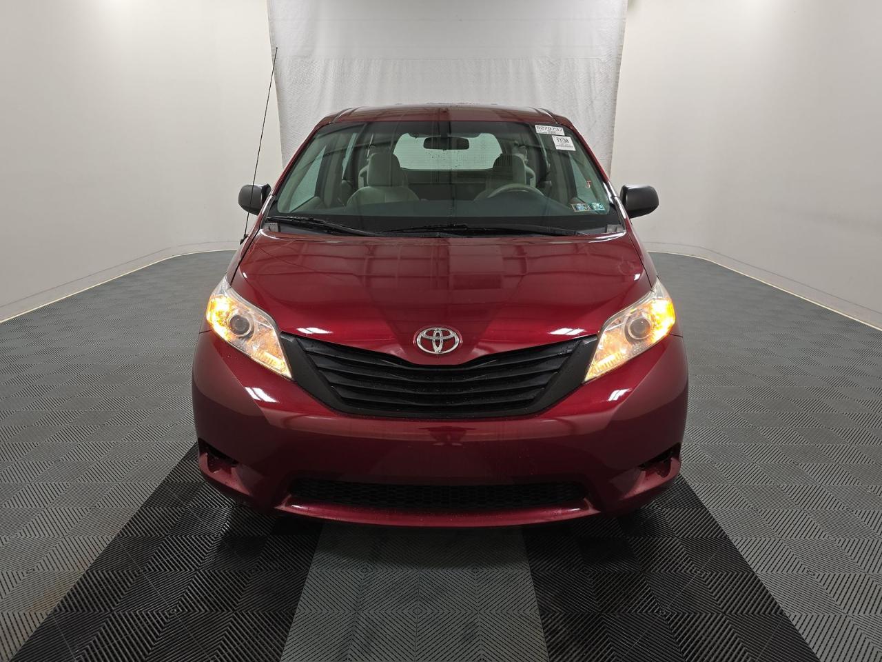 Toyota Sienna 5dr 7-Pass Van V6 FWD (Natl) 2011