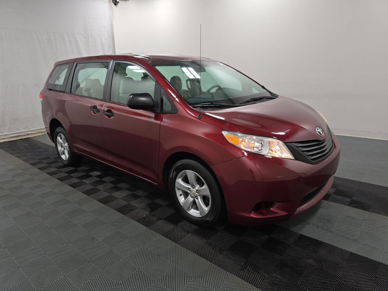 Toyota Sienna 5dr 7-Pass Van V6 FWD (Natl) 2011