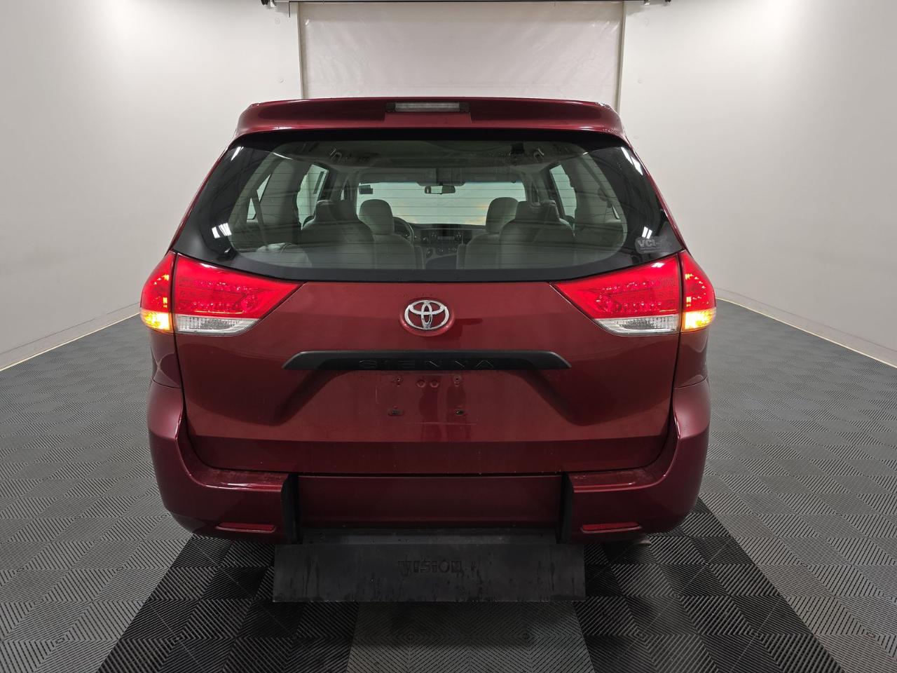 Toyota Sienna 5dr 7-Pass Van V6 FWD (Natl) 2011