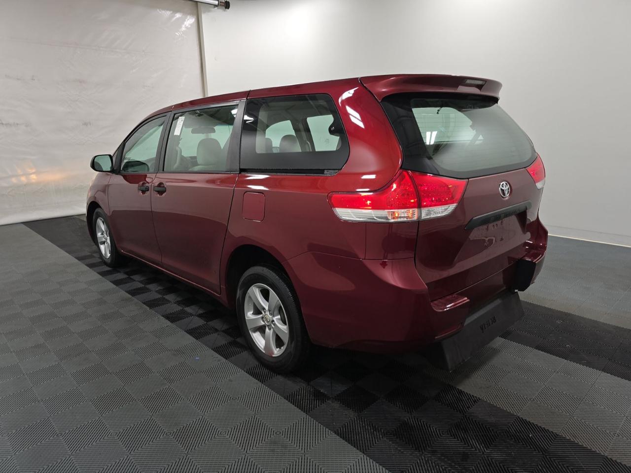 Toyota Sienna 5dr 7-Pass Van V6 FWD (Natl) 2011