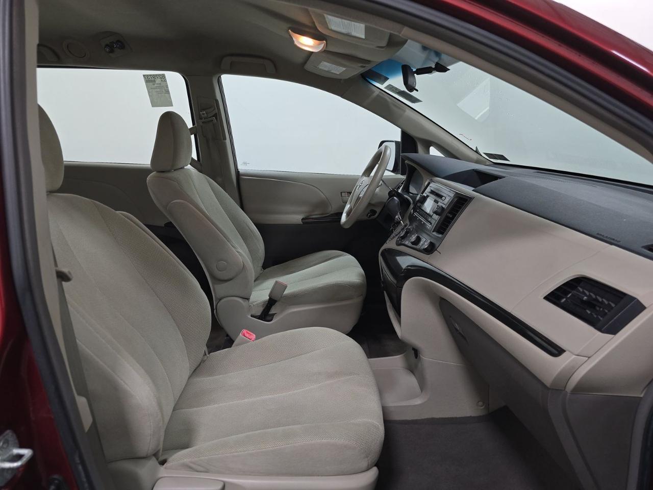 Toyota Sienna 5dr 7-Pass Van V6 FWD (Natl) 2011