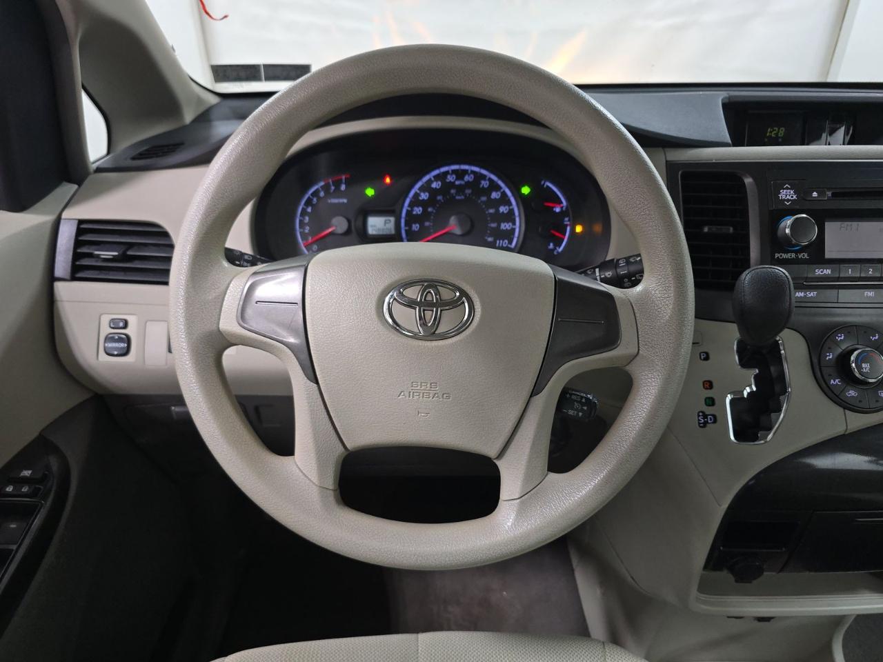 Toyota Sienna 5dr 7-Pass Van V6 FWD (Natl) 2011