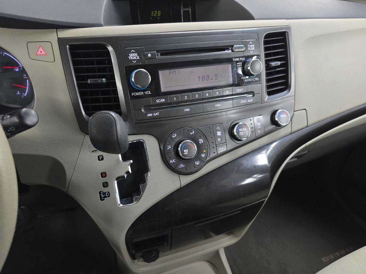 Toyota Sienna 5dr 7-Pass Van V6 FWD (Natl) 2011