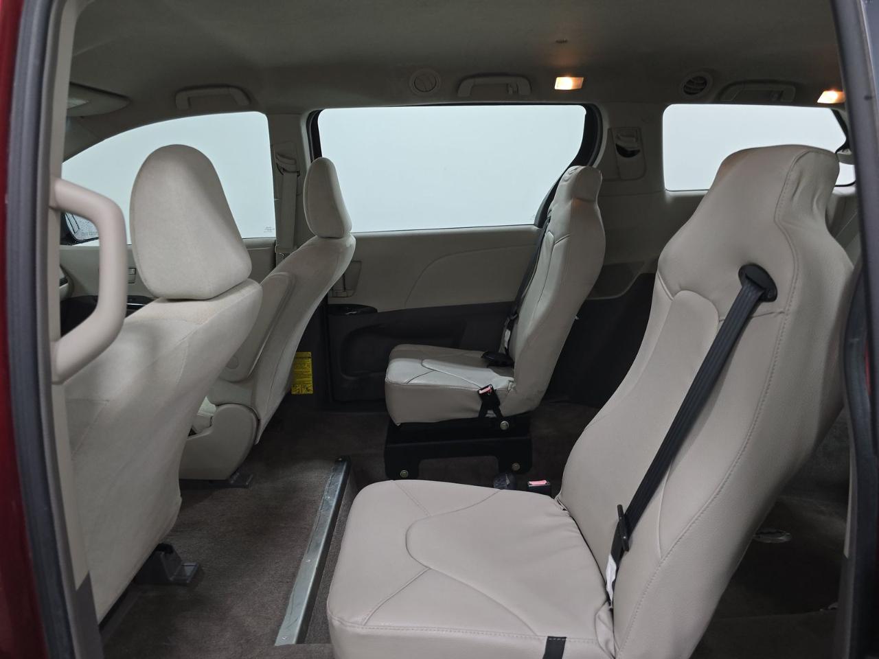 Toyota Sienna 5dr 7-Pass Van V6 FWD (Natl) 2011