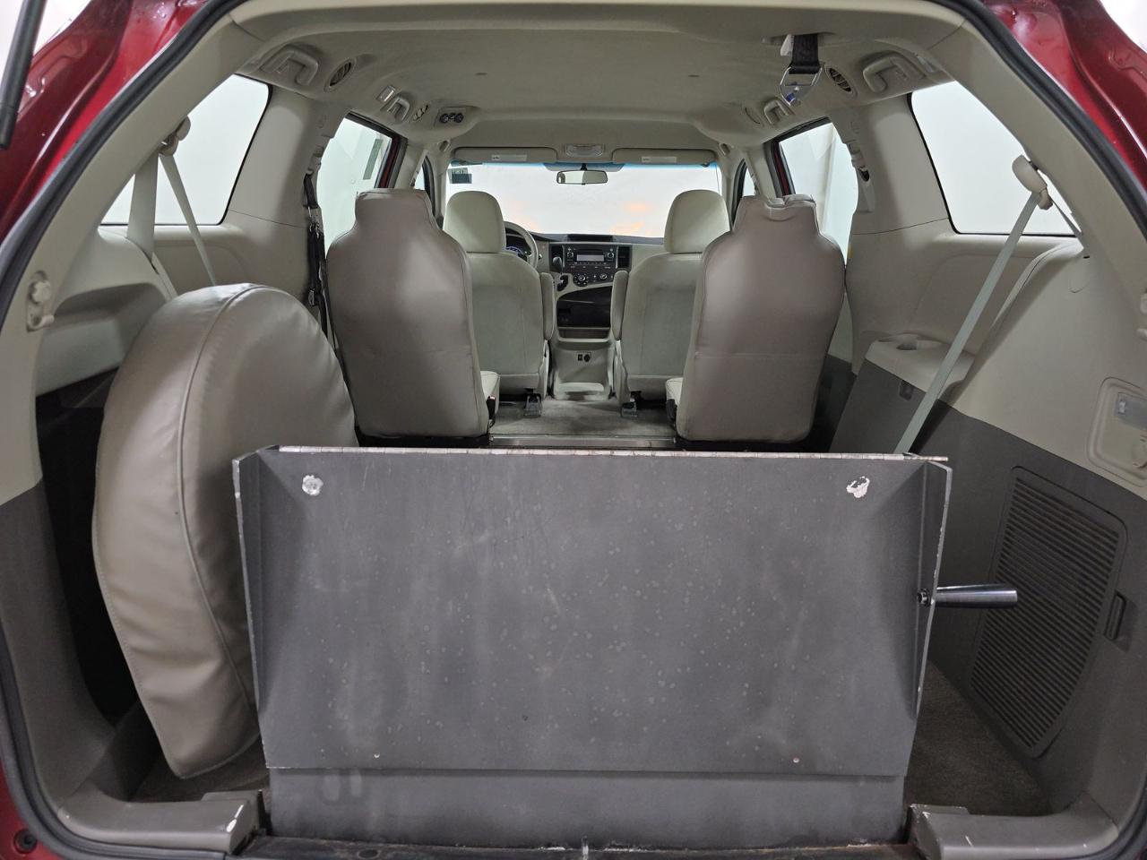 Toyota Sienna 5dr 7-Pass Van V6 FWD (Natl) 2011