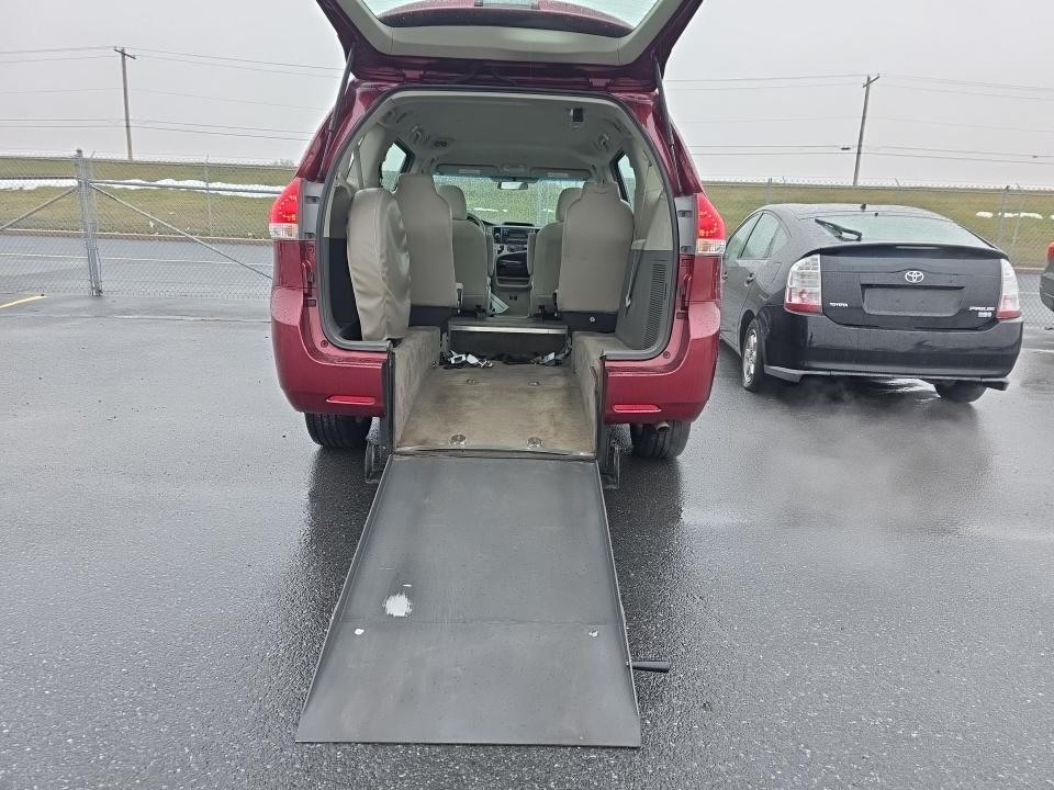 Toyota Sienna 5dr 7-Pass Van V6 FWD (Natl) 2011