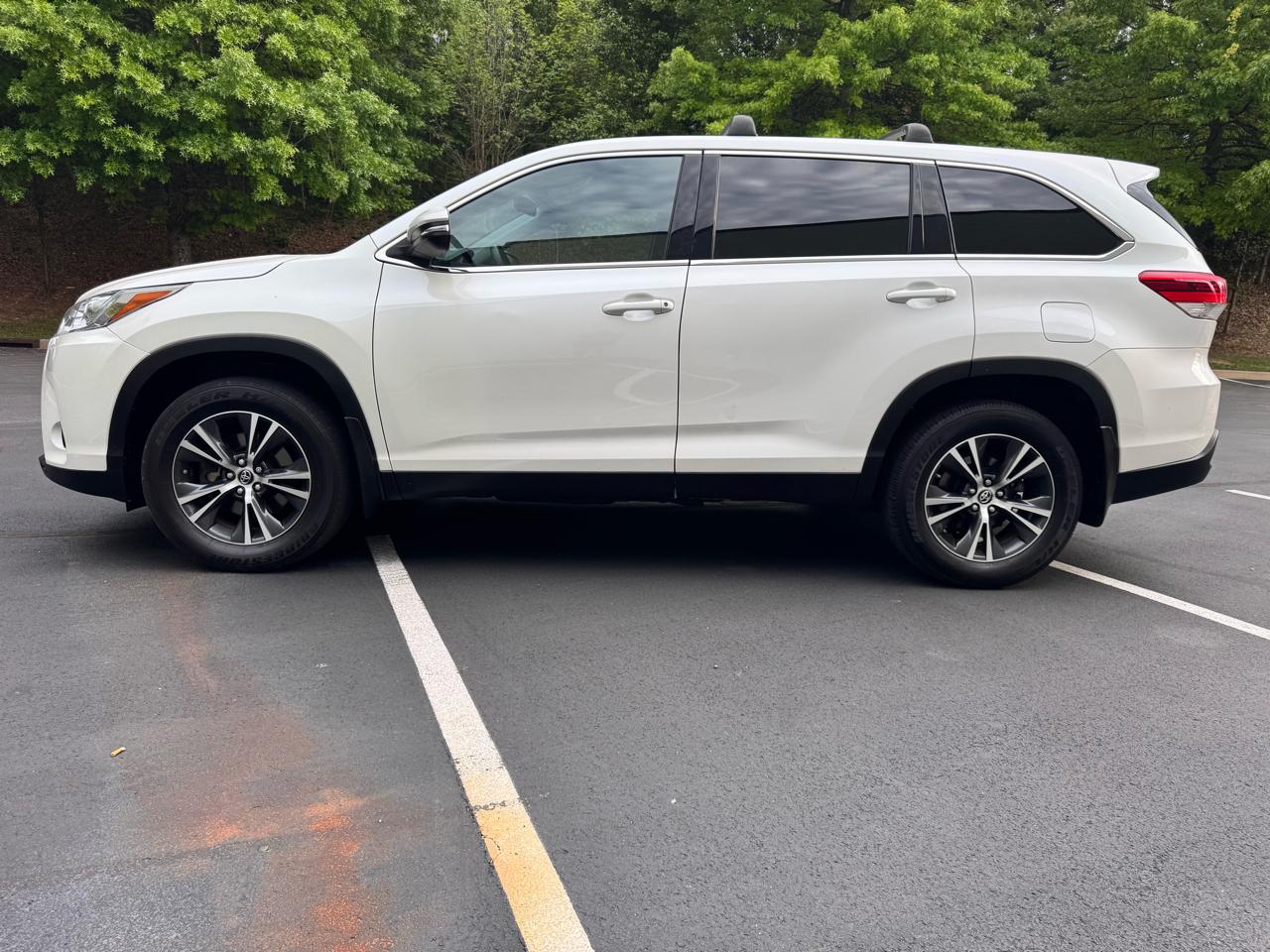 Toyota Highlander LE V6 AWD (Natl) 2019