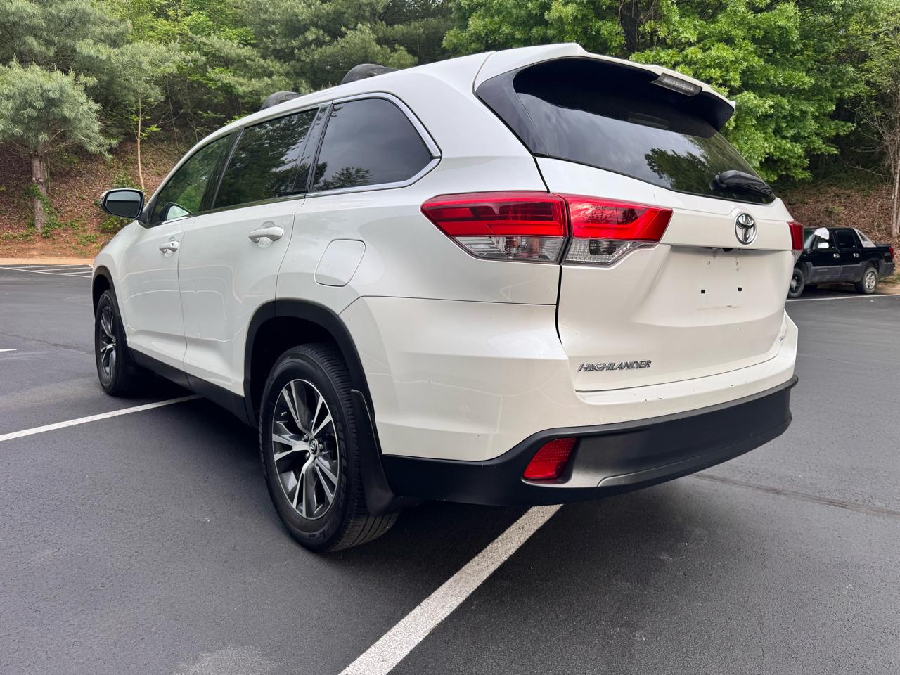 Toyota Highlander LE V6 AWD (Natl) 2019