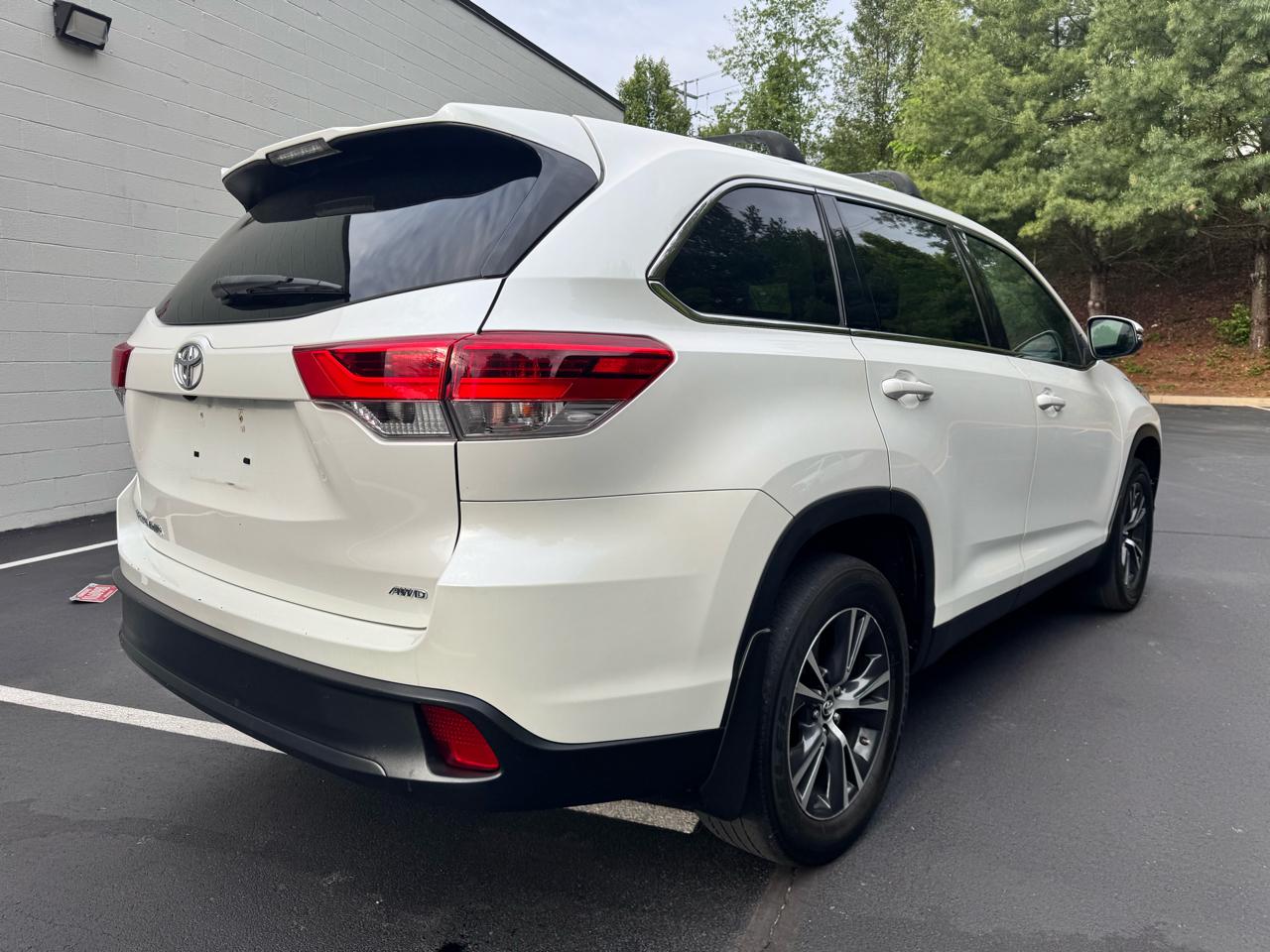 Toyota Highlander LE V6 AWD (Natl) 2019