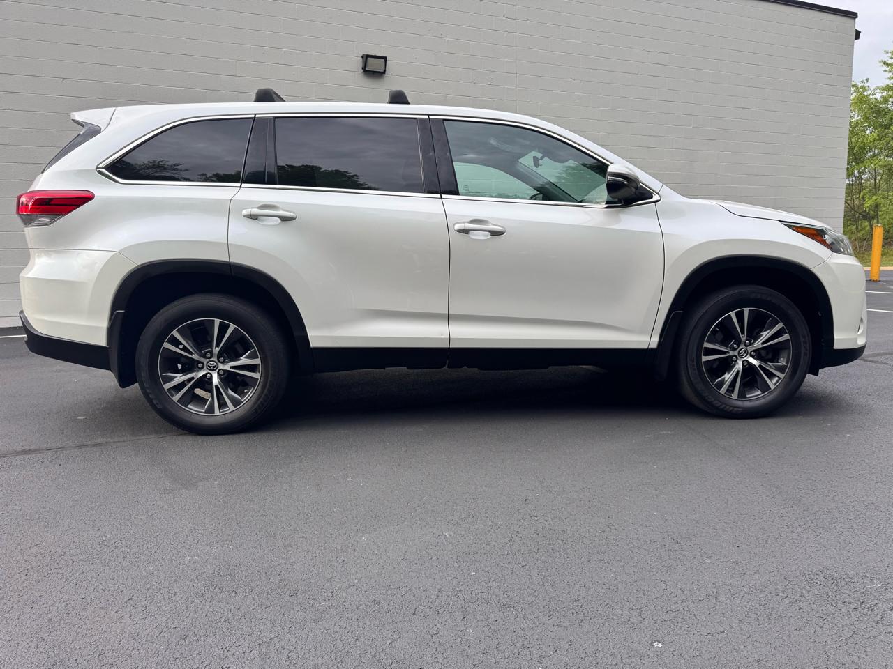 Toyota Highlander LE V6 AWD (Natl) 2019