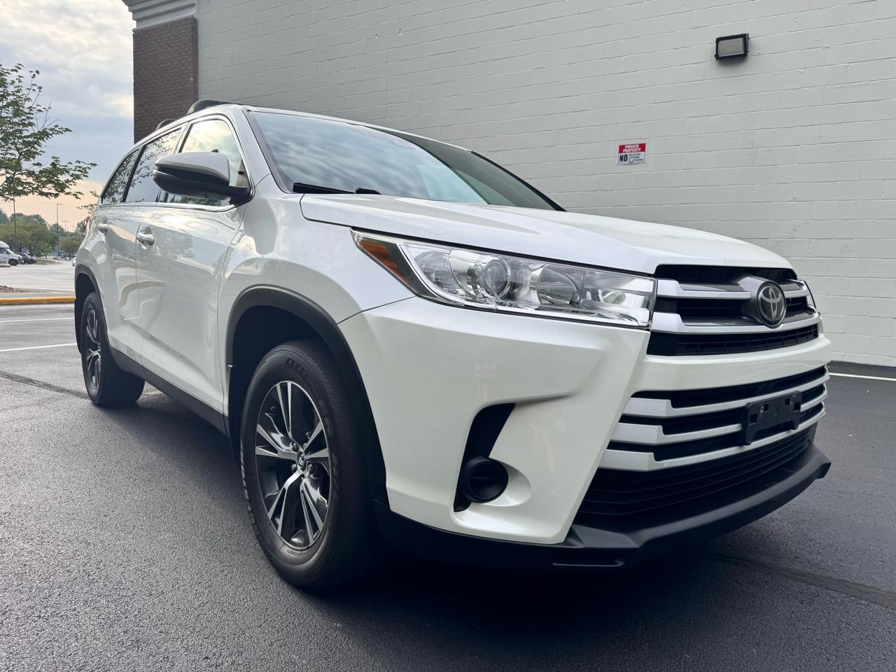 Toyota Highlander LE V6 AWD (Natl) 2019