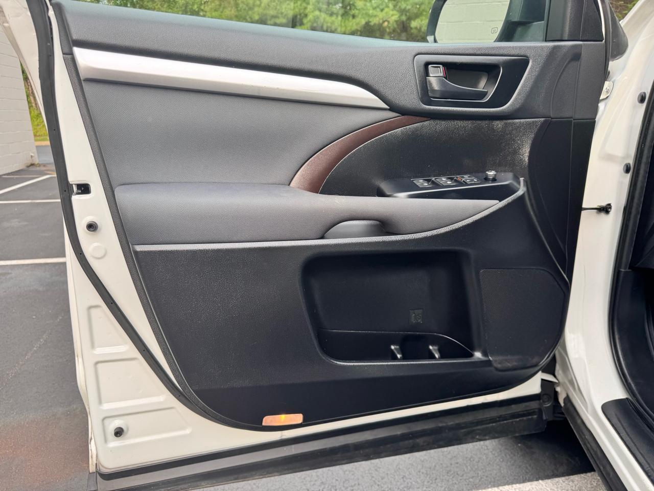 Toyota Highlander LE V6 AWD (Natl) 2019