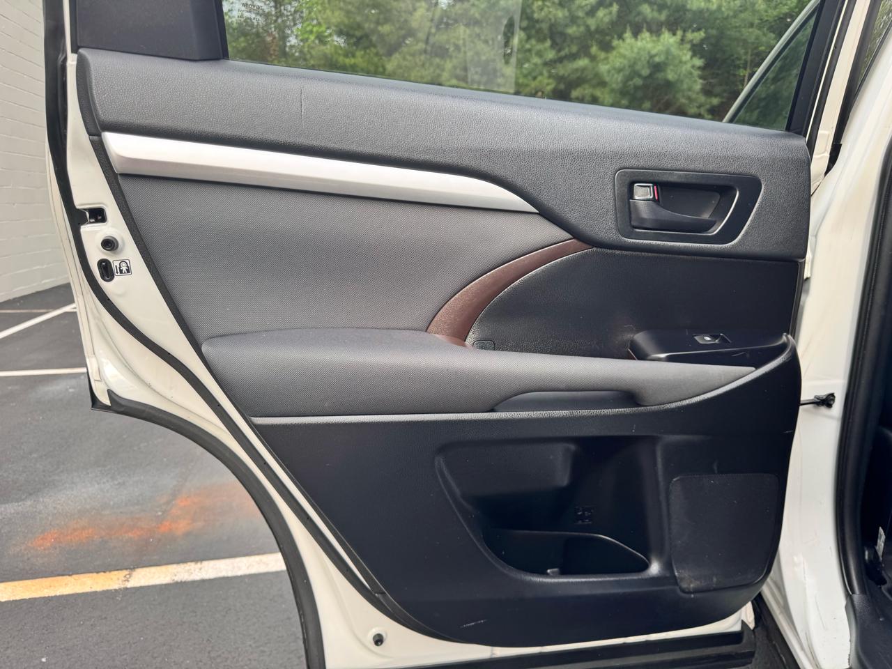 Toyota Highlander LE V6 AWD (Natl) 2019