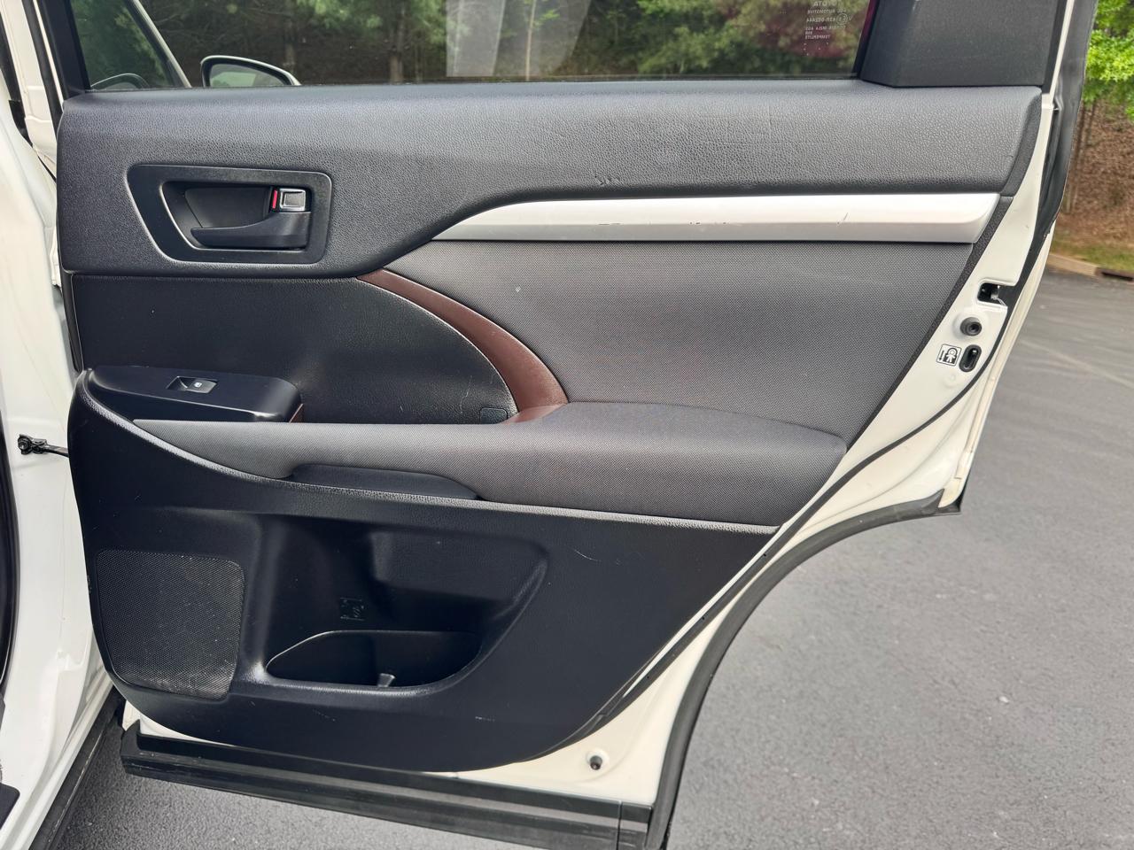 Toyota Highlander LE V6 AWD (Natl) 2019