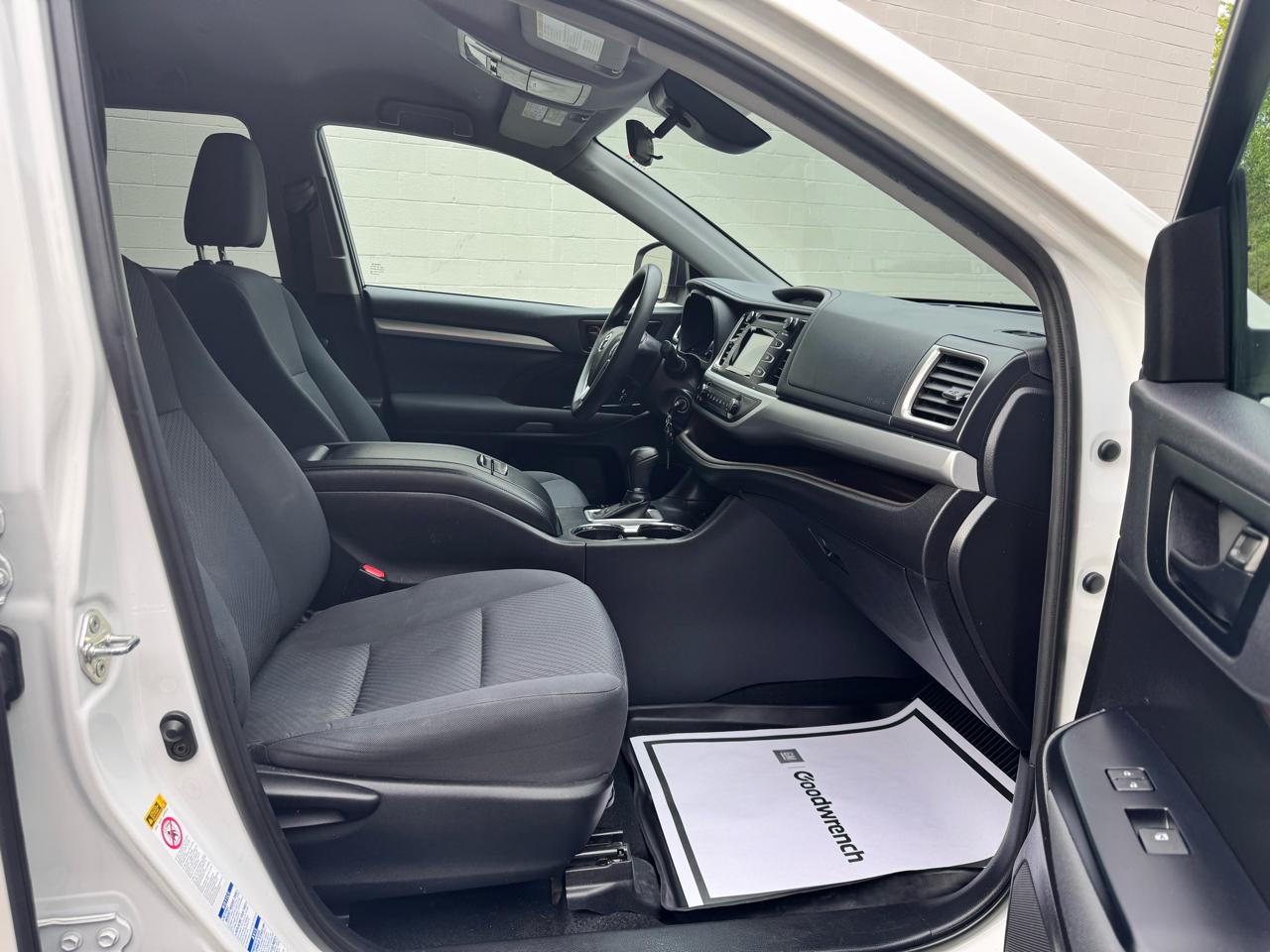 Toyota Highlander LE V6 AWD (Natl) 2019