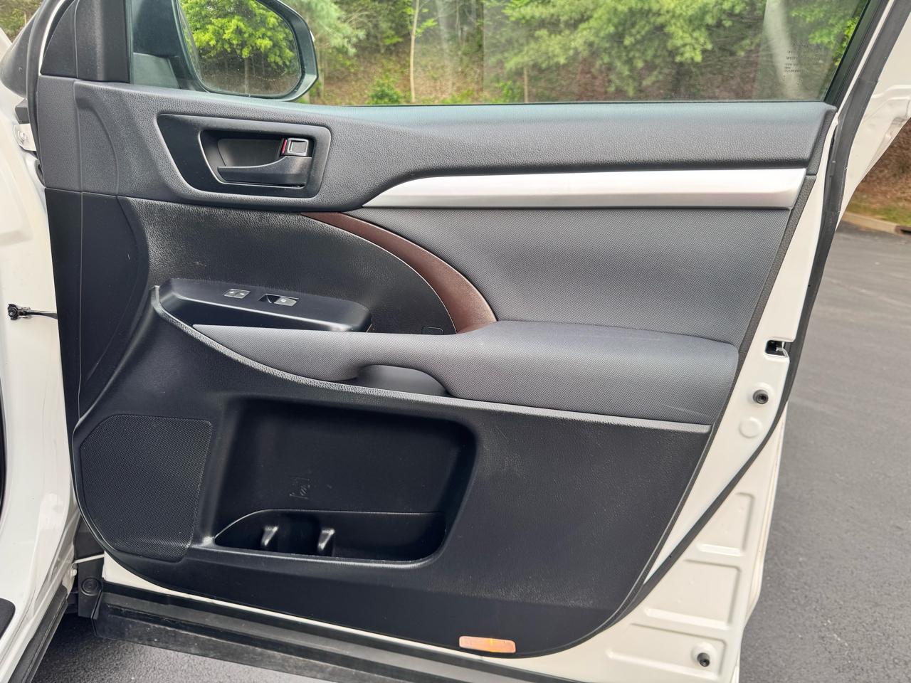 Toyota Highlander LE V6 AWD (Natl) 2019