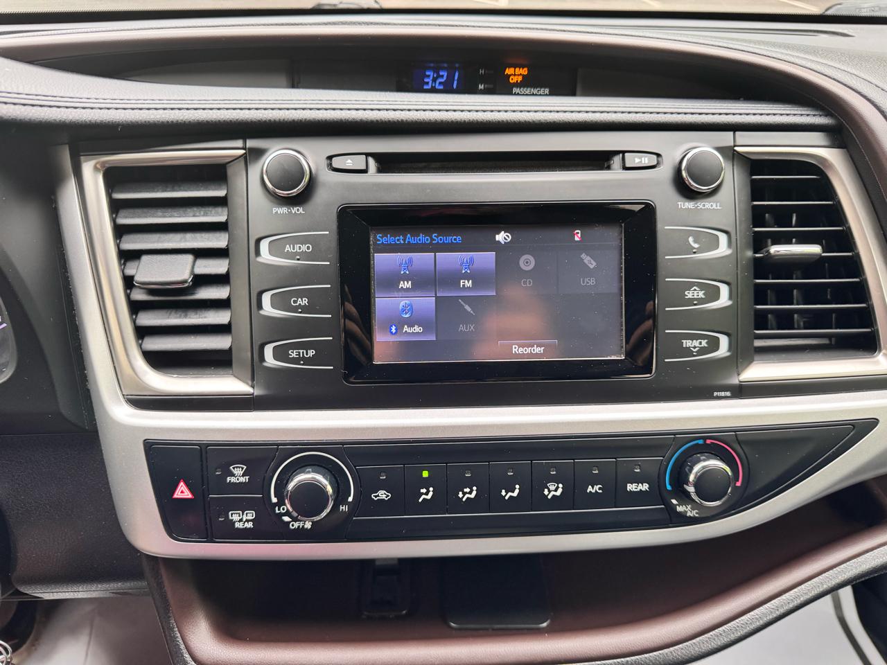 Toyota Highlander LE V6 AWD (Natl) 2019