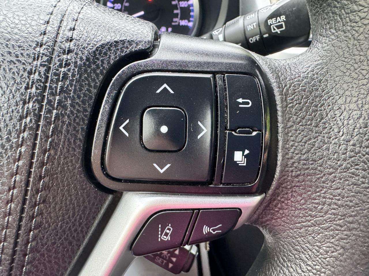 Toyota Highlander LE V6 AWD (Natl) 2019