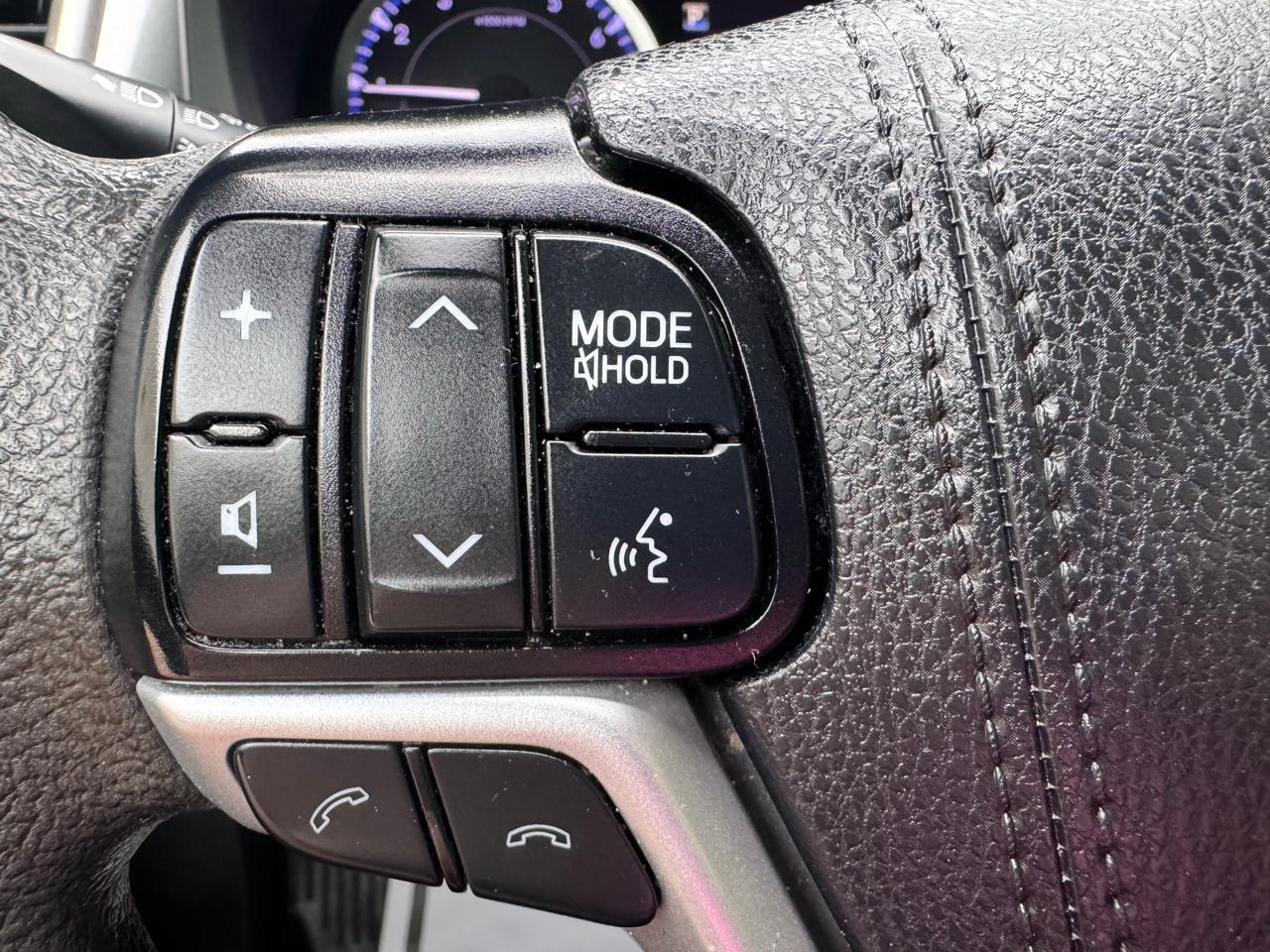 Toyota Highlander LE V6 AWD (Natl) 2019