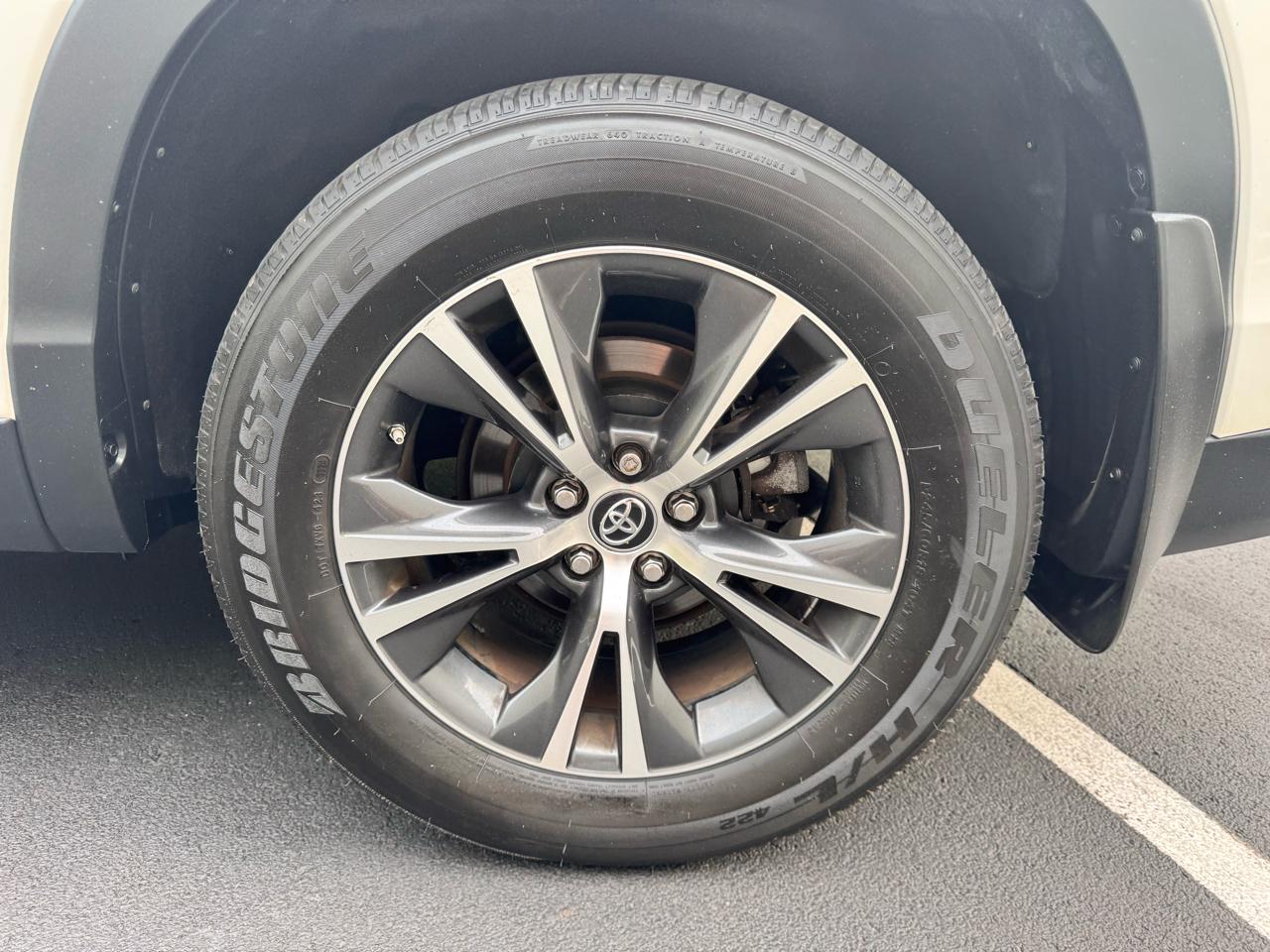 Toyota Highlander LE V6 AWD (Natl) 2019