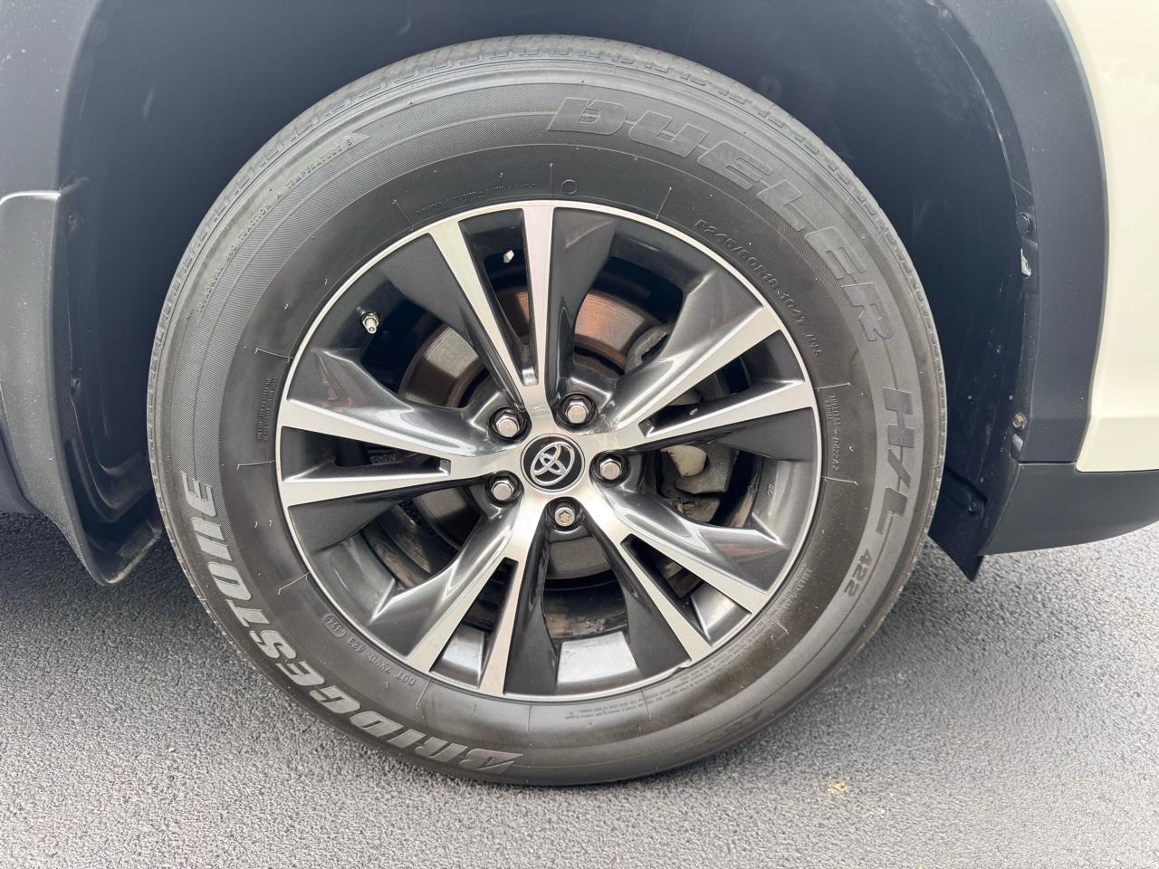 Toyota Highlander LE V6 AWD (Natl) 2019