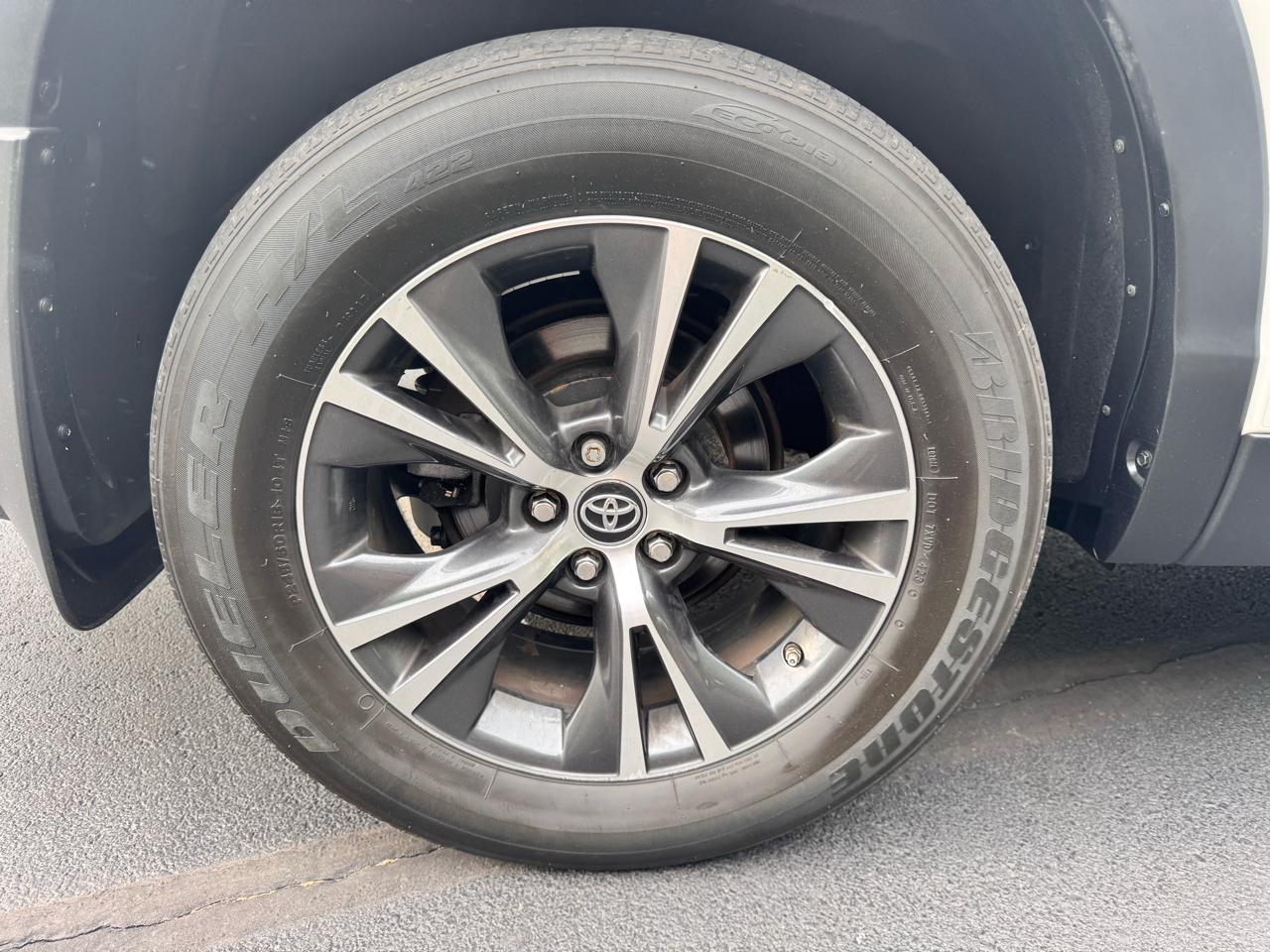 Toyota Highlander LE V6 AWD (Natl) 2019