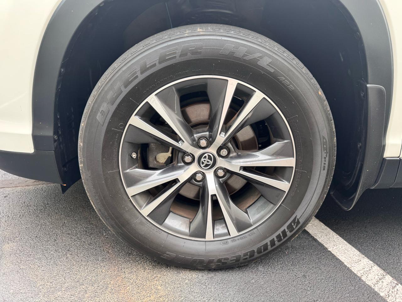 Toyota Highlander LE V6 AWD (Natl) 2019