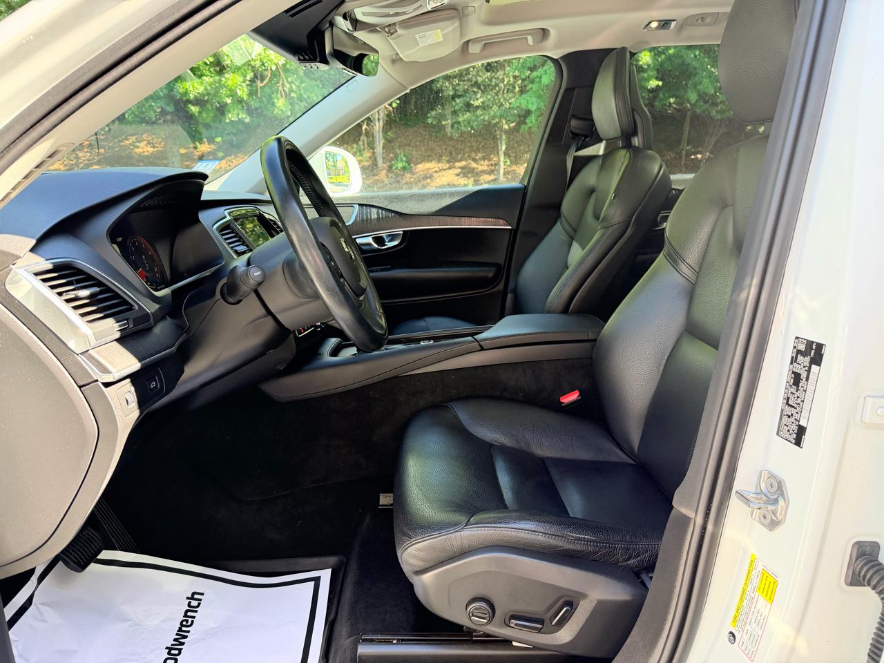 Volvo XC90 T6 AWD Momentum 6 Passenger 2020
