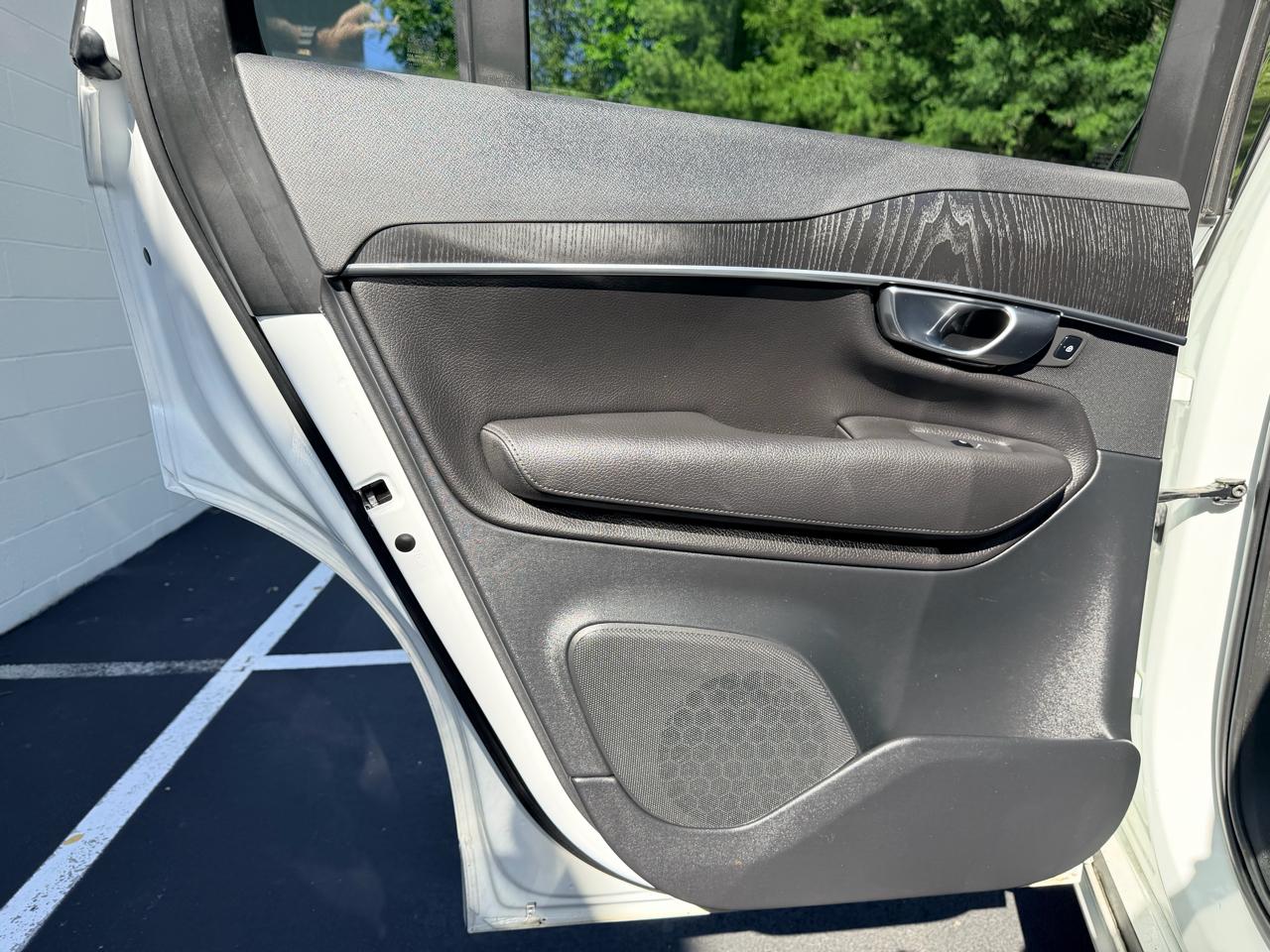 Volvo XC90 T6 AWD Momentum 6 Passenger 2020