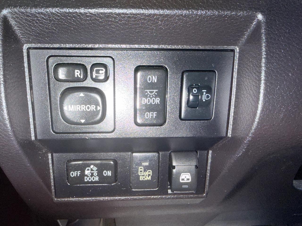 Toyota Tundra 4WD Truck CrewMax 5.7L FFV V8 6-Spd AT Platinum (Natl) 2016