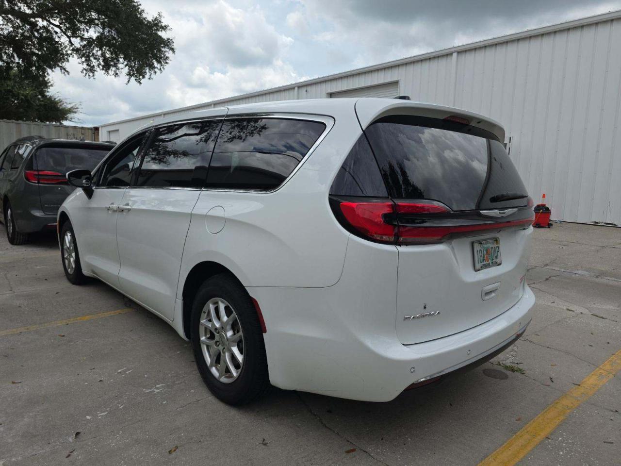 Chrysler Pacifica Touring FWD 2023