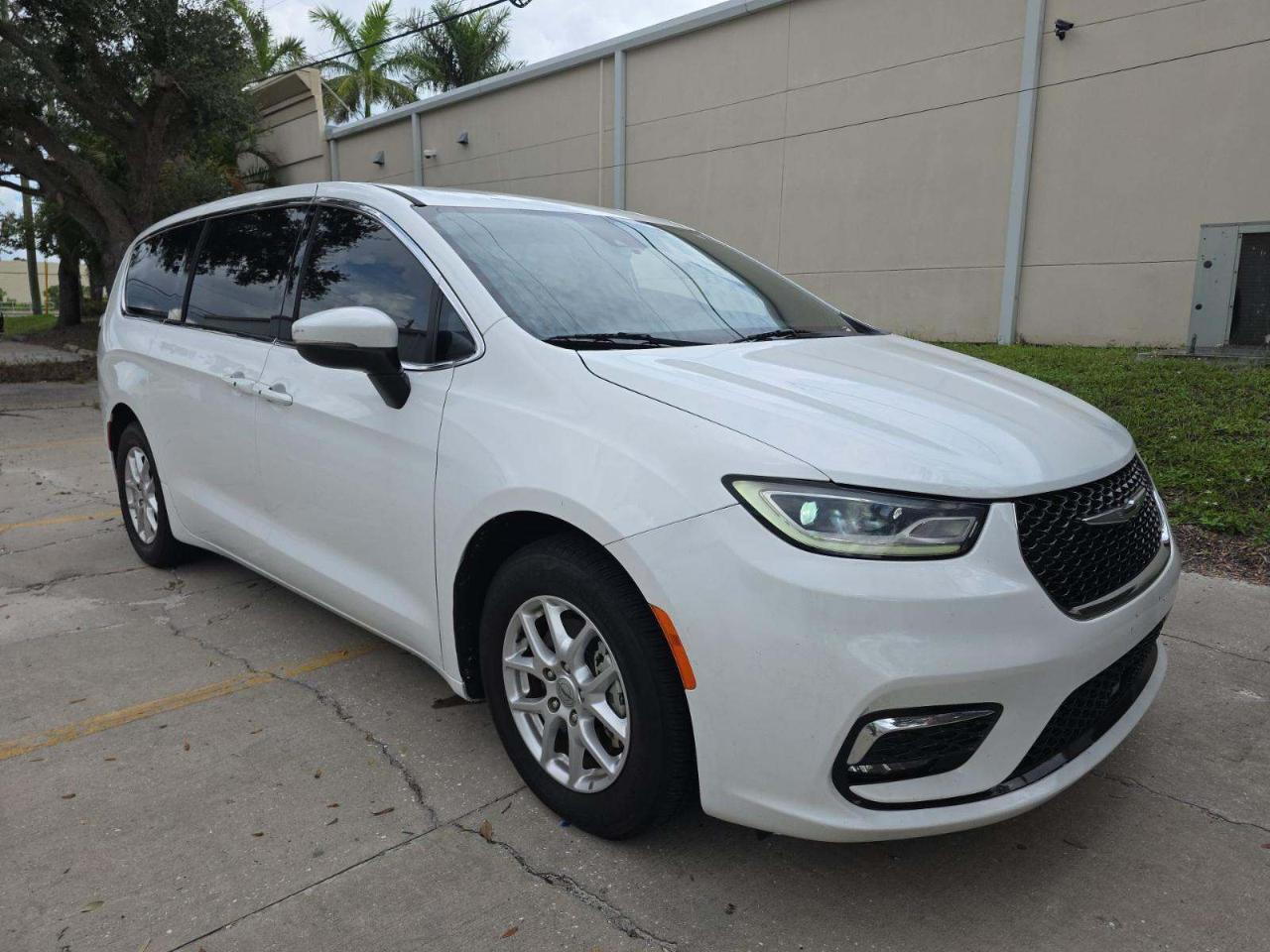 Chrysler Pacifica Touring FWD 2023