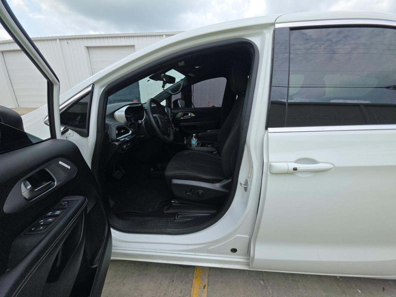 Chrysler Pacifica Touring FWD 2023
