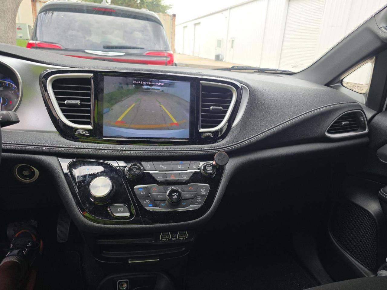 Chrysler Pacifica Touring FWD 2023