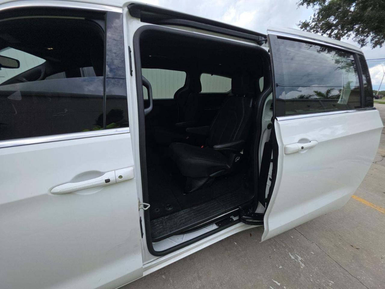 Chrysler Pacifica Touring FWD 2023