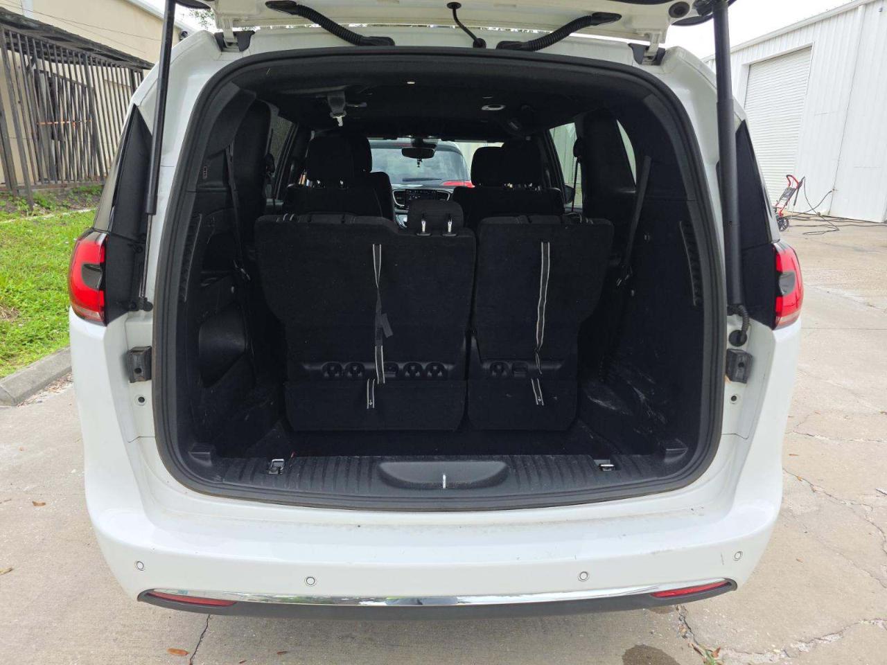 Chrysler Pacifica Touring FWD 2023
