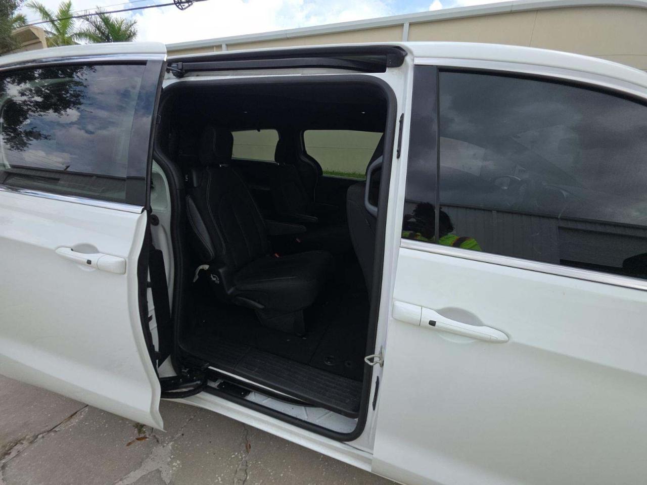 Chrysler Pacifica Touring FWD 2023
